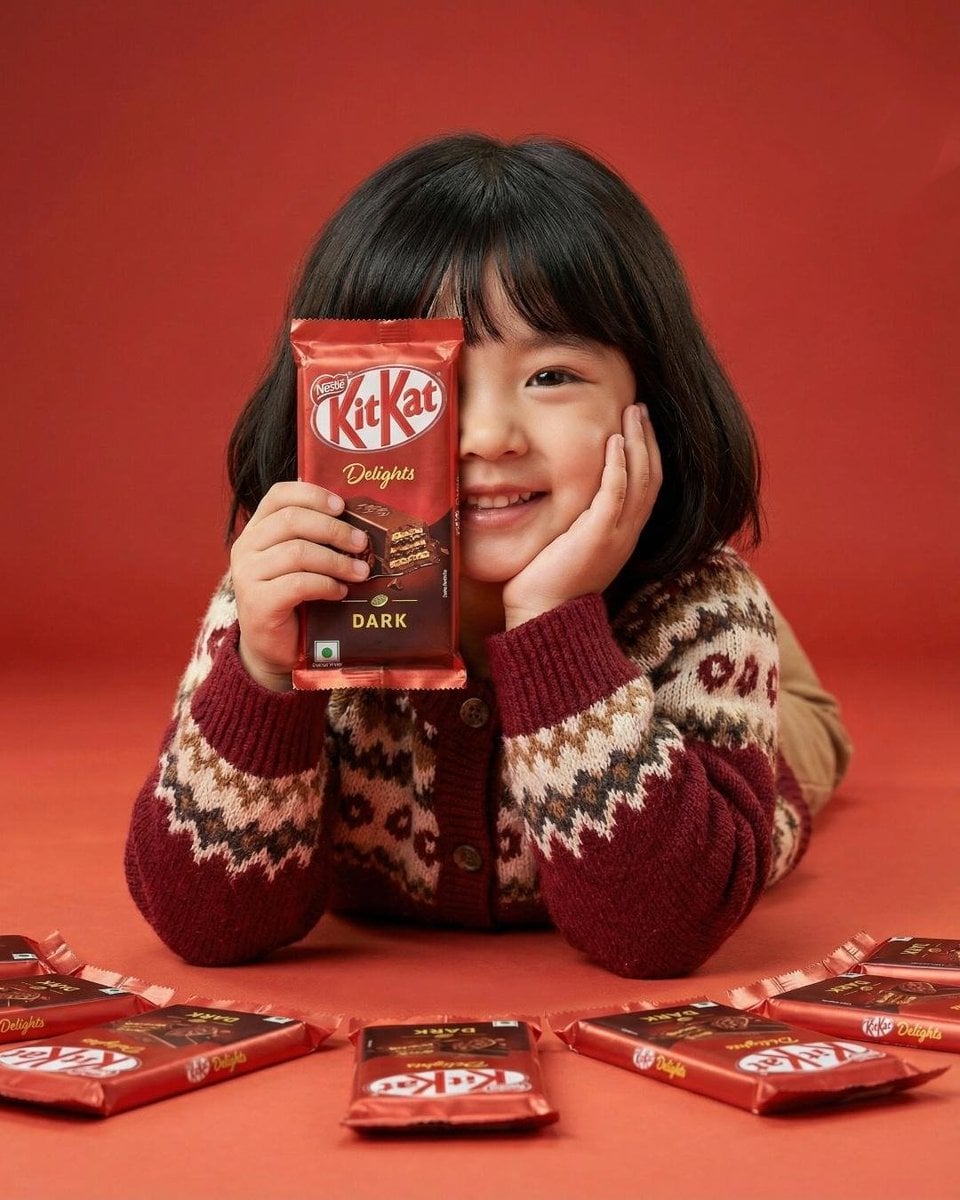 Девочка и шоколадный KitKat